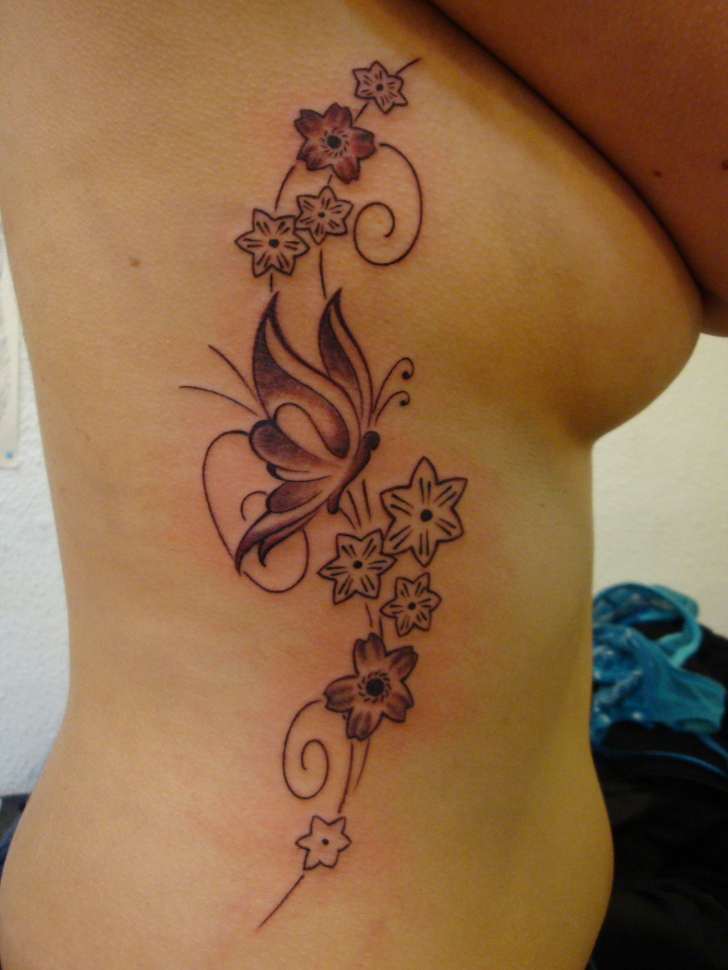 tatouage fleur flanc