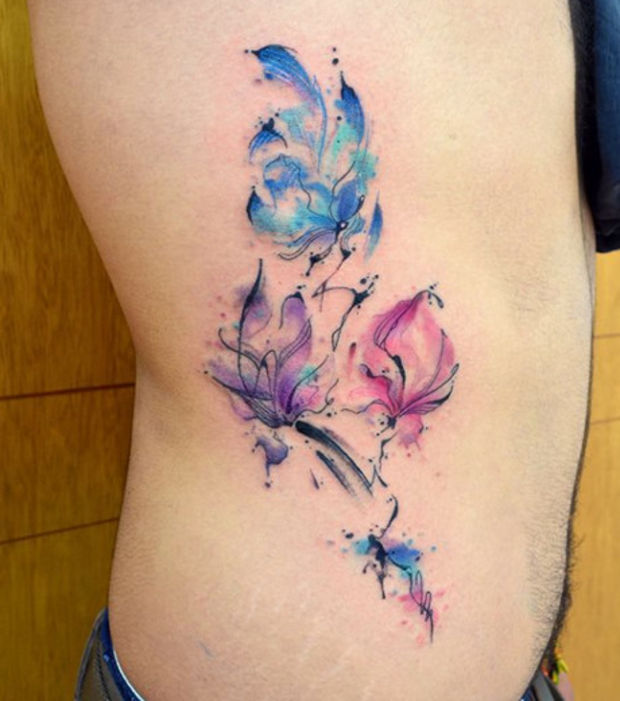 tatouage fleur flanc