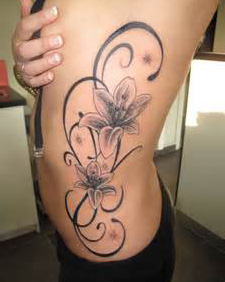 tatouage fleur flanc