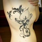 tatouage fleur flanc