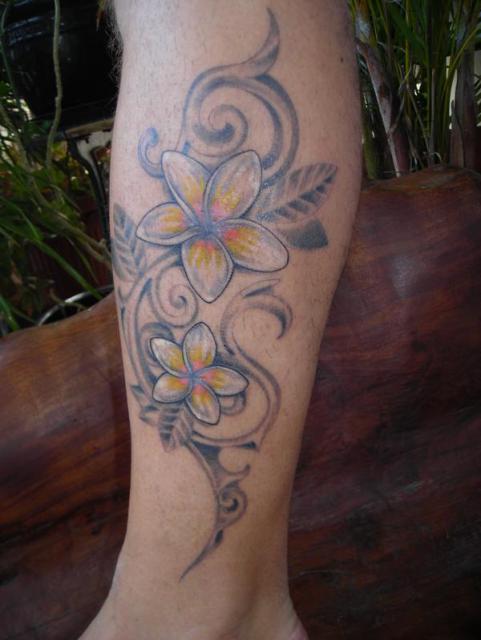 tatouage fleur frangipanier