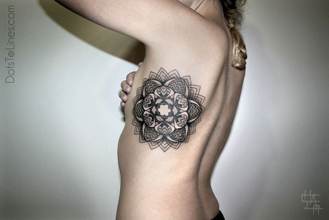 tatouage fleur geometrique