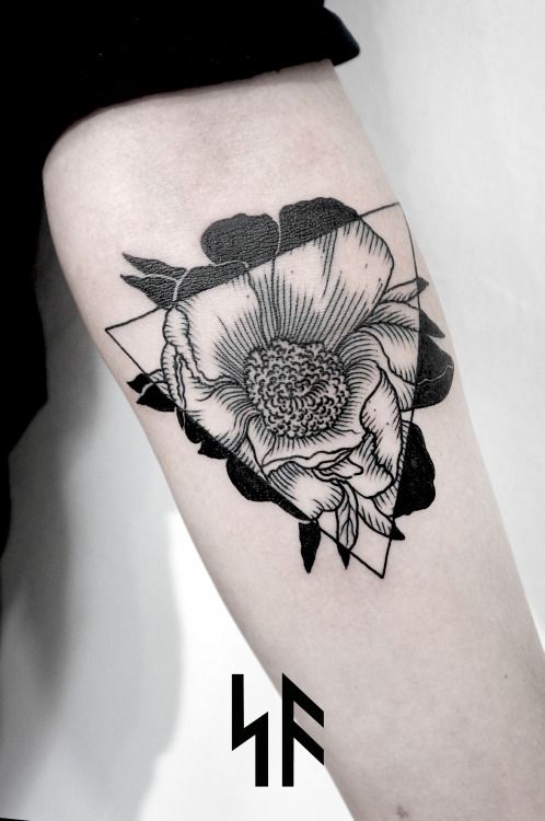 tatouage fleur geometrique