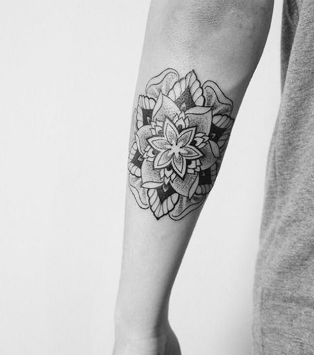 tatouage fleur geometrique