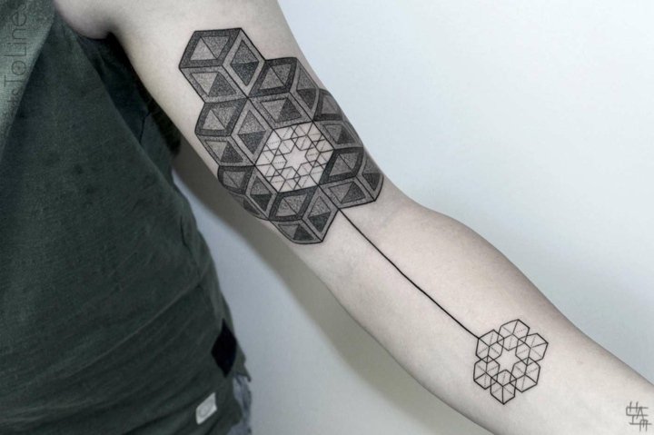 tatouage fleur geometrique