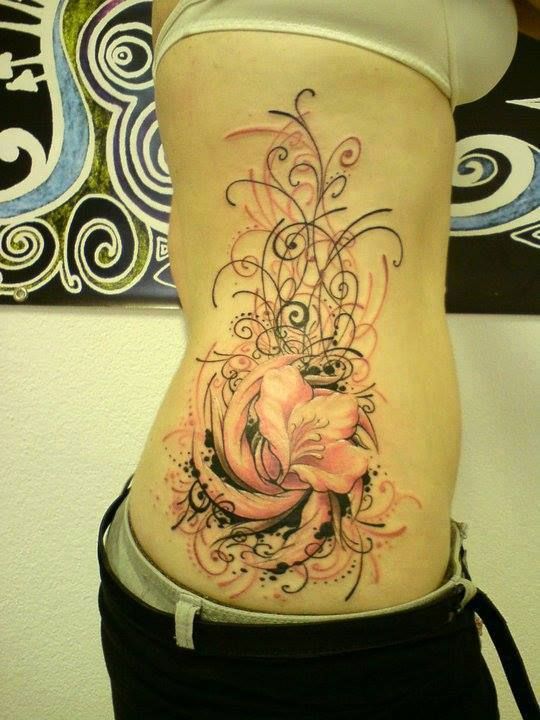 tatouage fleur hanche