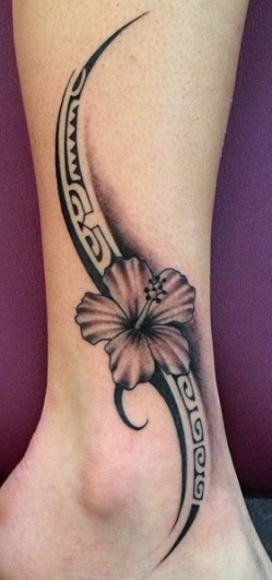 tatouage fleur hibiscus cheville