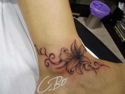 tatouage fleur hibiscus cheville