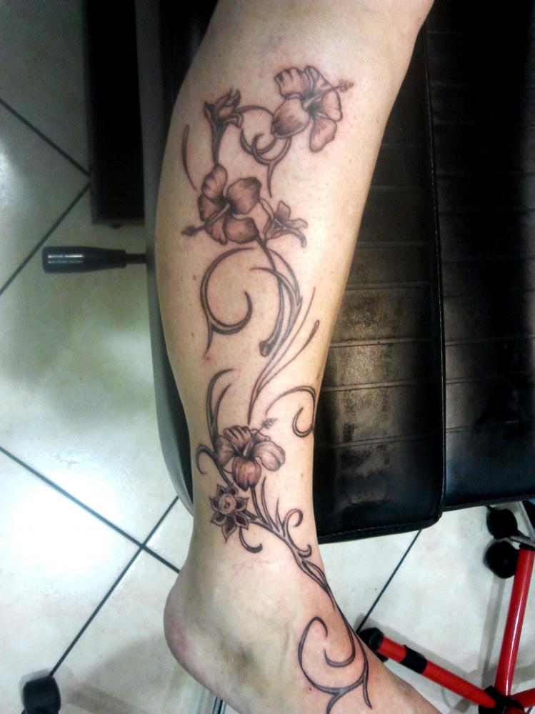 tatouage fleur jambe