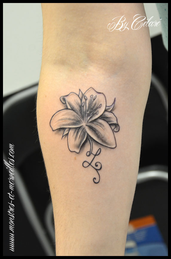 tatouage fleur lys