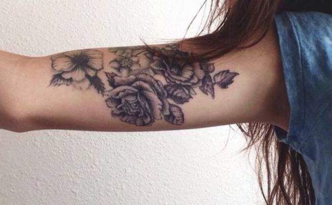 tatouage fleur noir