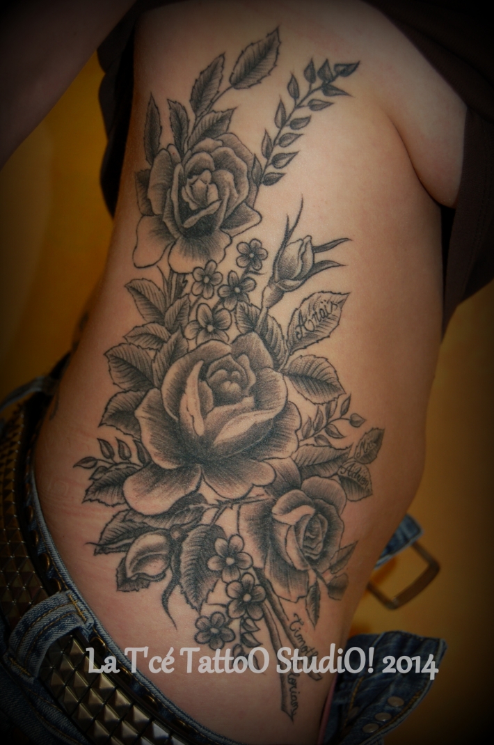 tatouage fleur noir et gris