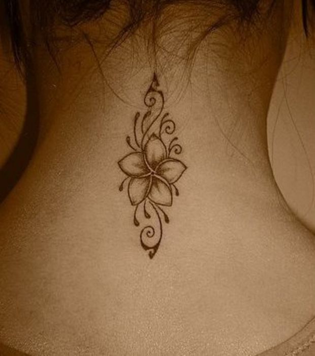 tatouage fleur nuque femme