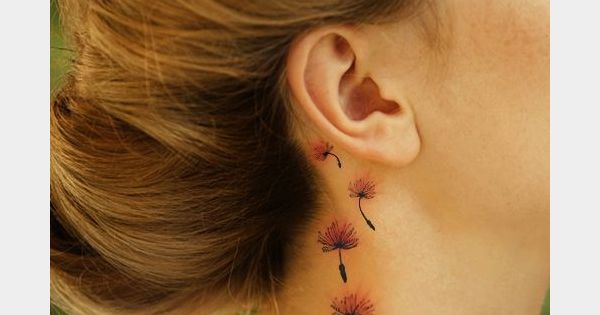 tatouage fleur oreille