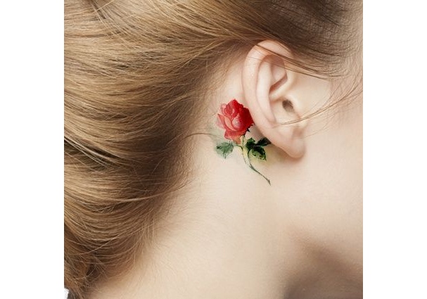 tatouage fleur oreille