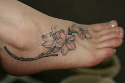 tatouage fleur pied cheville