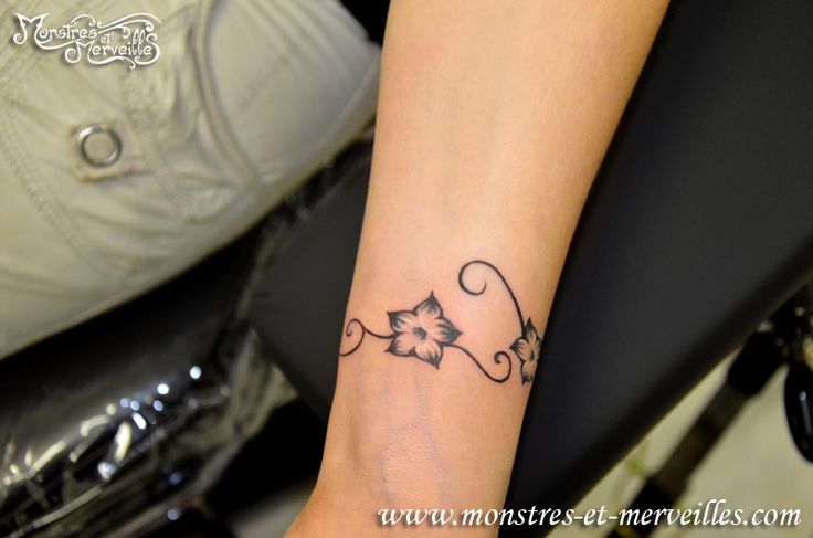 tatouage fleur poignet