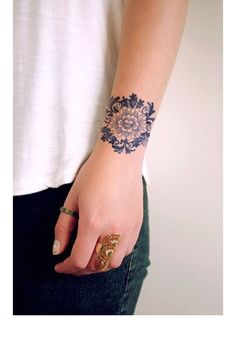 tatouage fleur poignet