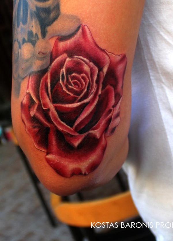 tatouage fleur rouge
