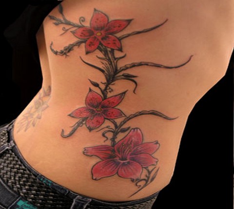 tatouage fleur rouge