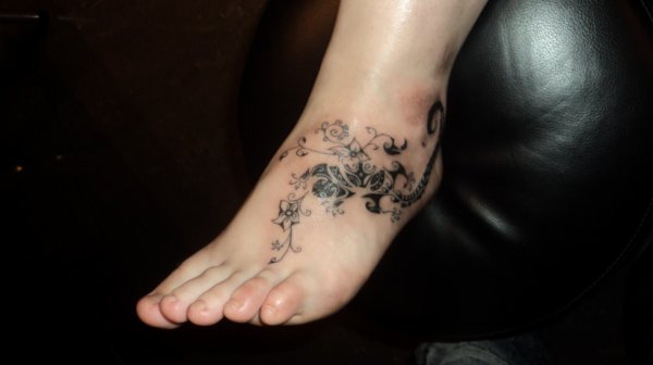 tatouage fleur sur cheville