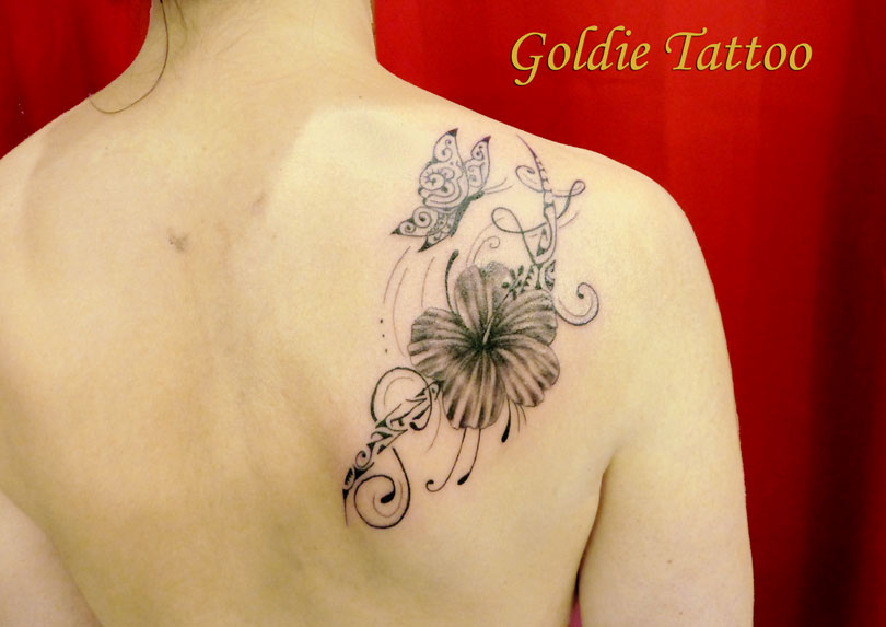 tatouage fleur sur épaule