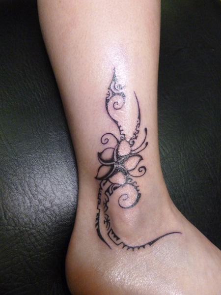 tatouage fleur tribal cheville