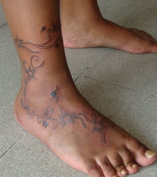 tatouage fleur tribal cheville