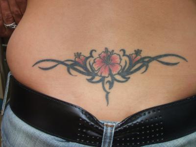 tatouage fleur tribal dos