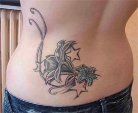 tatouage fleur tribal dos