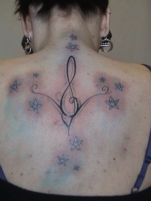 tatouage fleur tribal dos