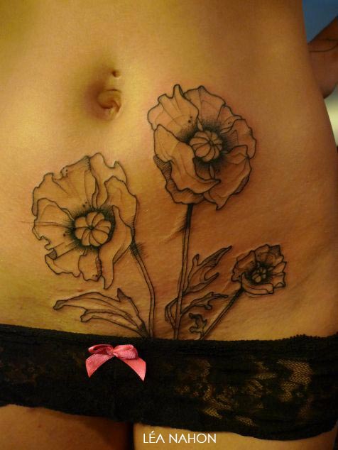 tatouage fleur ventre