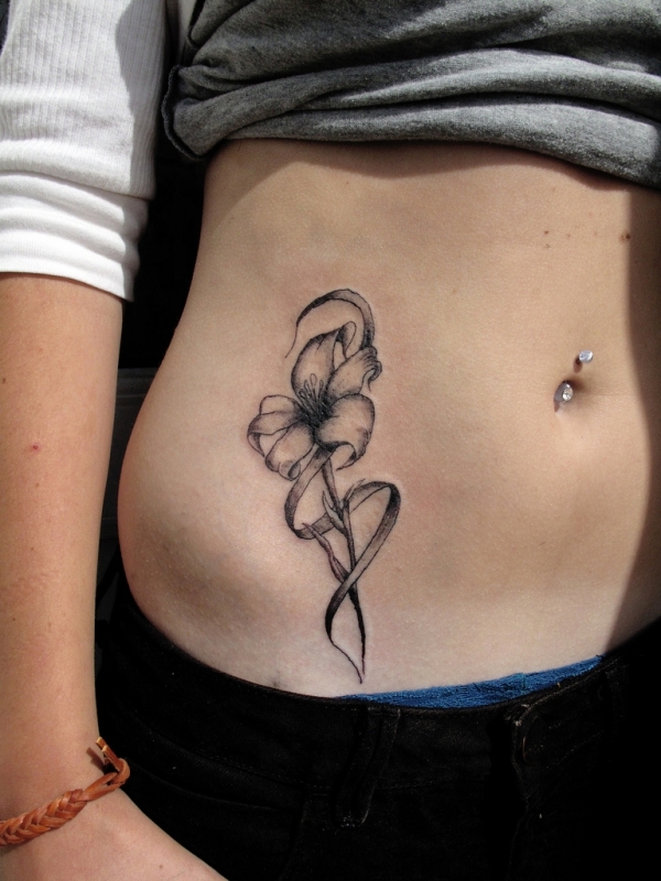 tatouage fleur ventre femme