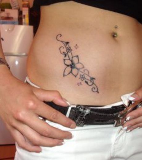 tatouage fleur ventre femme