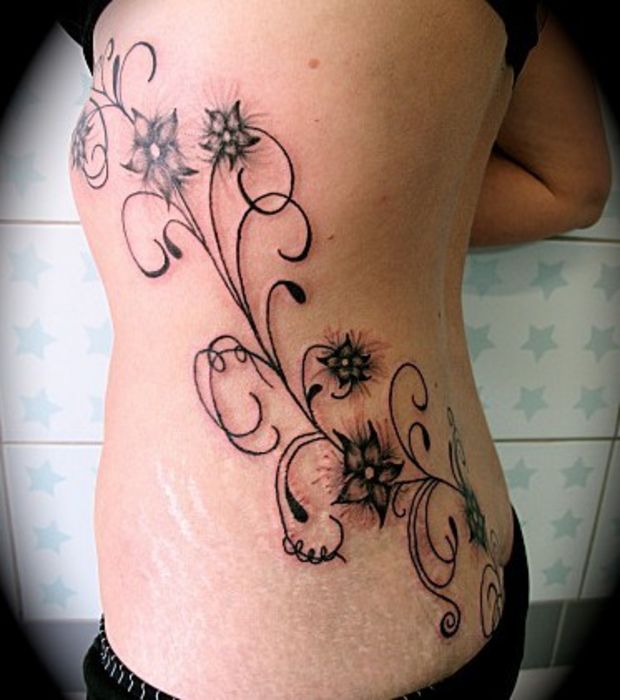 tatouage fleur ventre femme