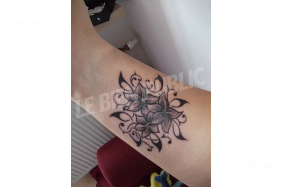 tatouage fleur veronique