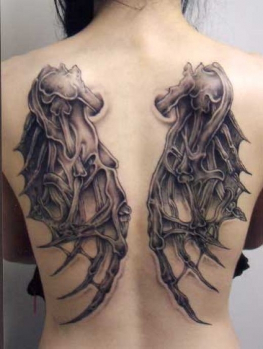 tatouage gothique dans le dos