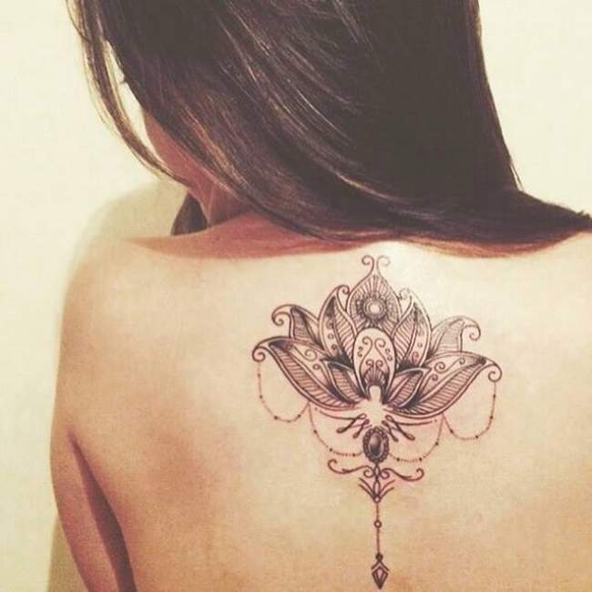 tatouage haut du dos femme fleur