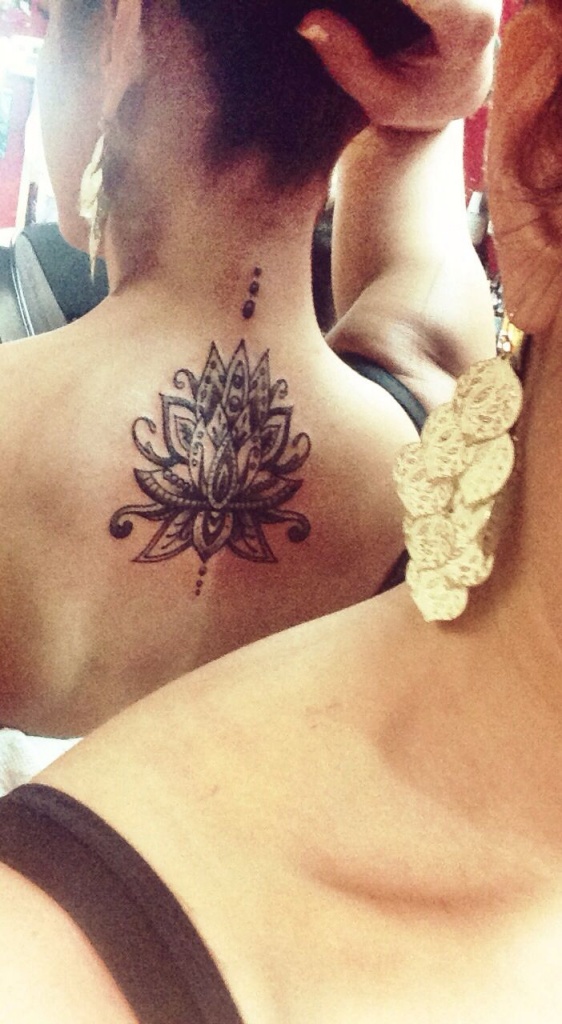 tatouage haut du dos femme fleur