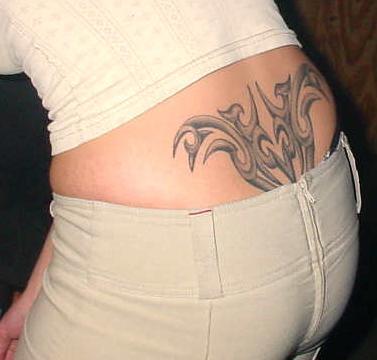 tatouage haut du dos péridurale