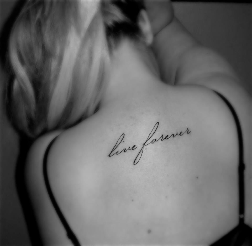 tatouage haut du dos phrase