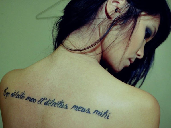tatouage haut du dos phrase