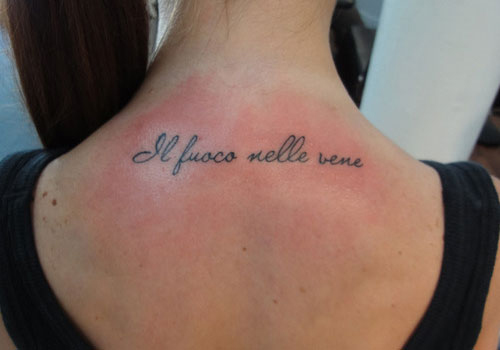 tatouage haut du dos phrase