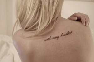 tatouage haut du dos phrase