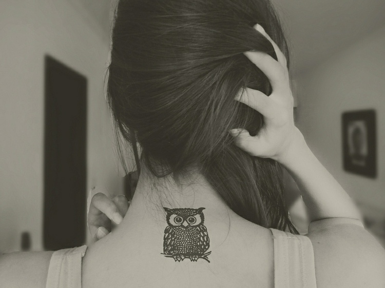 tatouage hibou nuque