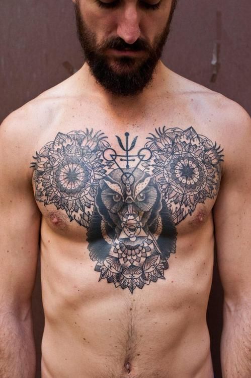 tatouage hibou poitrine