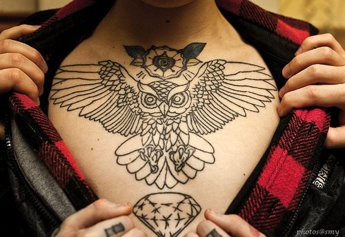 tatouage hibou poitrine