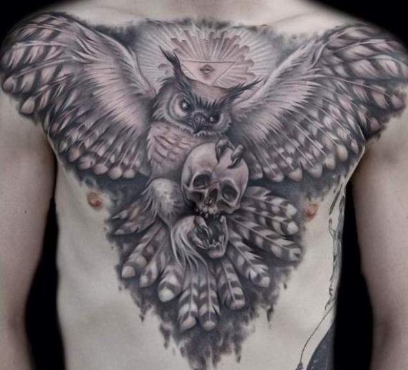 tatouage hibou poitrine
