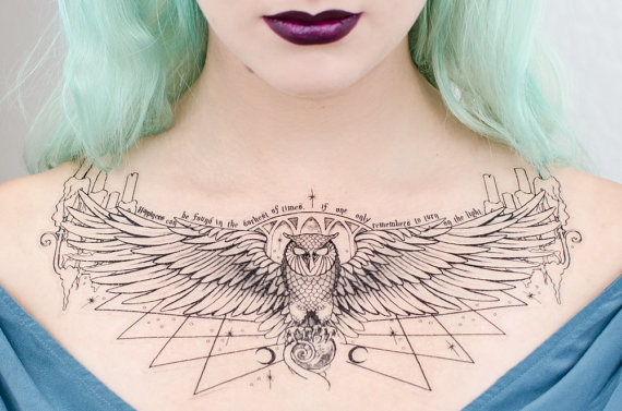 tatouage hibou poitrine