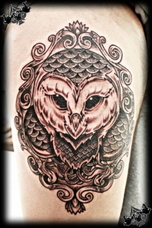 tatouage hibou stylisé